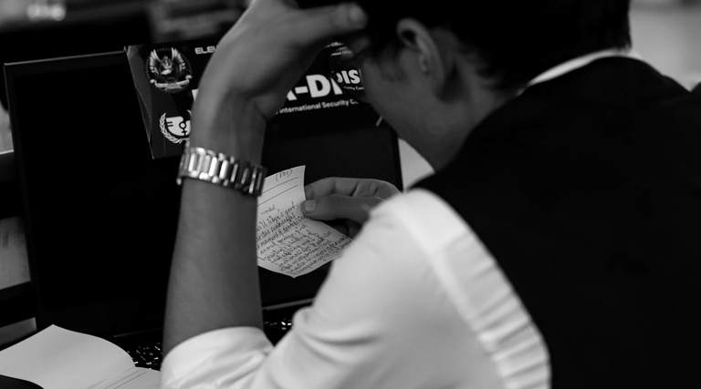 Pessoa analisando documento de propriedade sem registro em cartório de imóveis