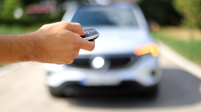 Pessoa segurando chave de carro representando posse de bem antes do registro oficial em cartório