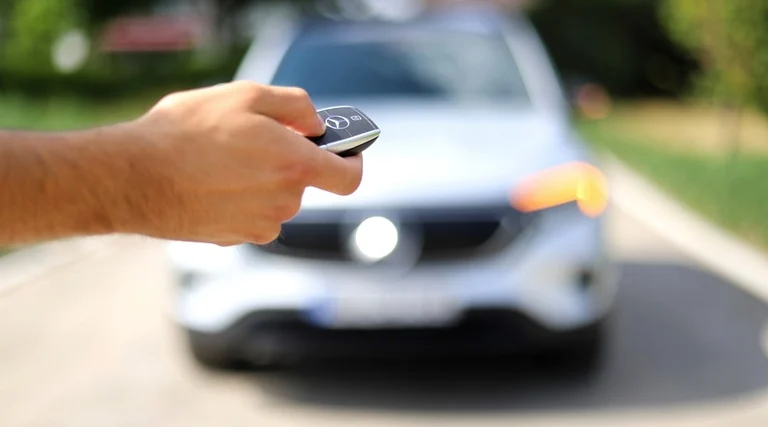 Pessoa segurando chave de carro representando posse de bem antes do registro oficial em cartório