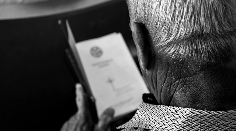 Nunca Passei o Imóvel para o Meu Nome: Pessoa segurando documento de propriedade imobiliária após décadas sem regularizar