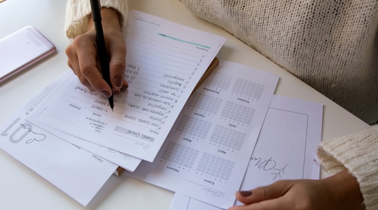 Nunca Passei o Imóvel para o Meu Nome: documentos essenciais Nunca Passei o Imóvel para o Meu Nome: Pessoa organizando documentos e contratos para regularizar imóvel quitado