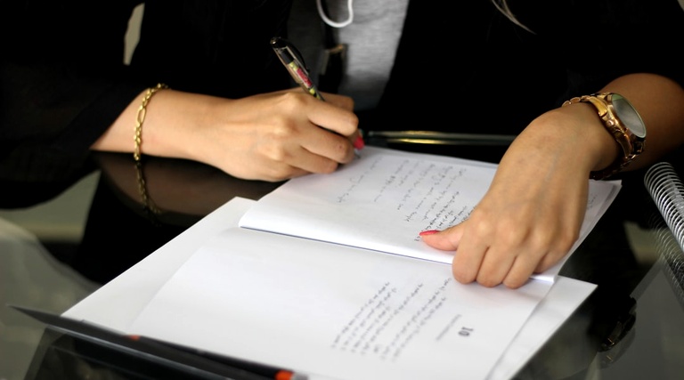 Advogado para Compra de Imóvel de Alto Valor: Profissional assina documentos contratuais em escritório durante análise