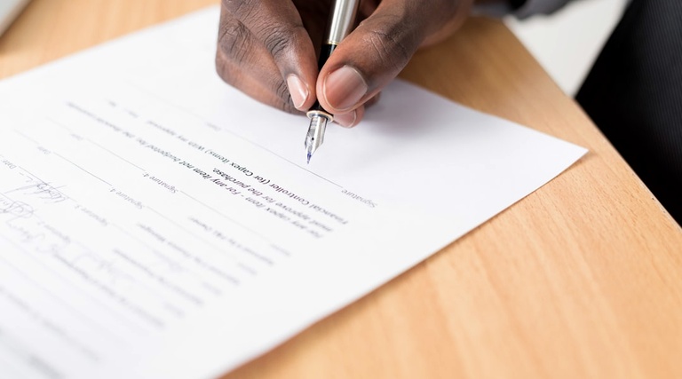 Advogado especialista em construção civil na compra Proprietário assina contrato de compra de imóvel com acompanhamento jurídico de advogado especialista em construção civil