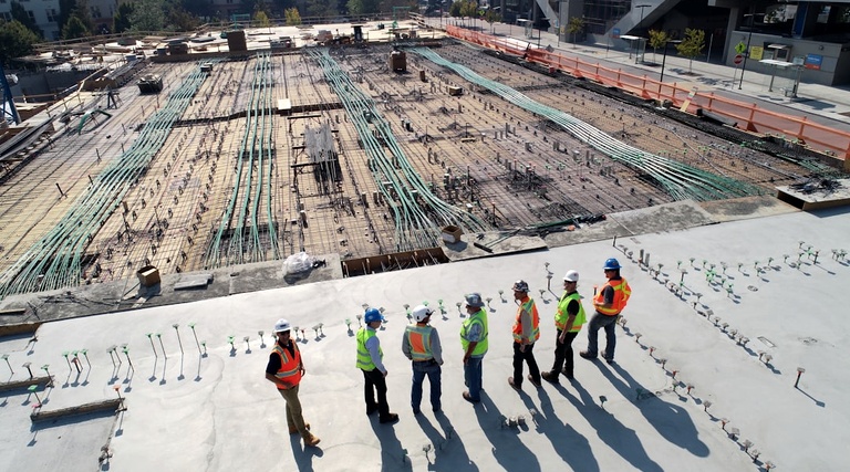 Advogado especialista em construção civil: vistoria técnica advogado especialista em construção civil: Equipe técnica realiza vistoria em laje de obra de grande porte com armação