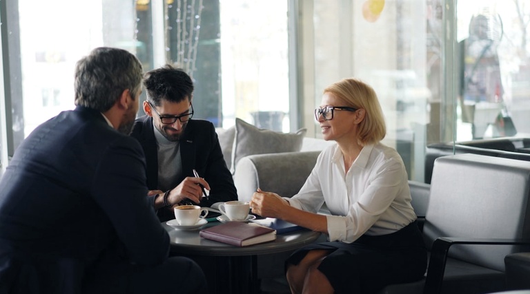 Advogado especialista em construção civil: reunião advogado especialista em construção civil: Profissionais discutem contrato em reunião sobre questões jurídicas de obra