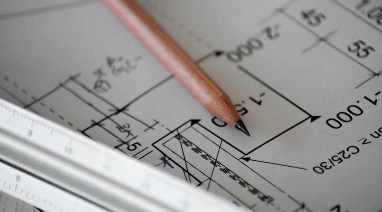 Advogado especialista em construção civil: precisão técnica advogado especialista em construção civil: Lápis e régua sobre planta técnica arquitetônica detalhando medidas