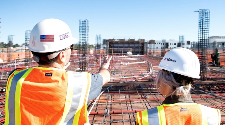 Advogado especialista em construção civil: análise advogado especialista em construção civil: Profissionais analisam planejamento financeiro em canteiro de obras