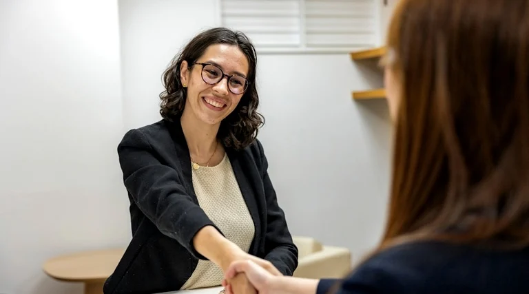 Advogado para Compra de Imóvel Cumprimentando Cliente Advogado para compra de imóvel de alto valor: profissional de terno cumprimentando cliente em escritório