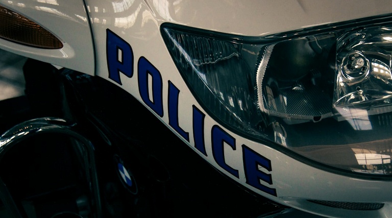 Bateram no meu carro e não sei quem foi: registro policial Bateram no meu carro e não sei quem foi: Viatura policial estacionada próxima a veículo danificado durante registro