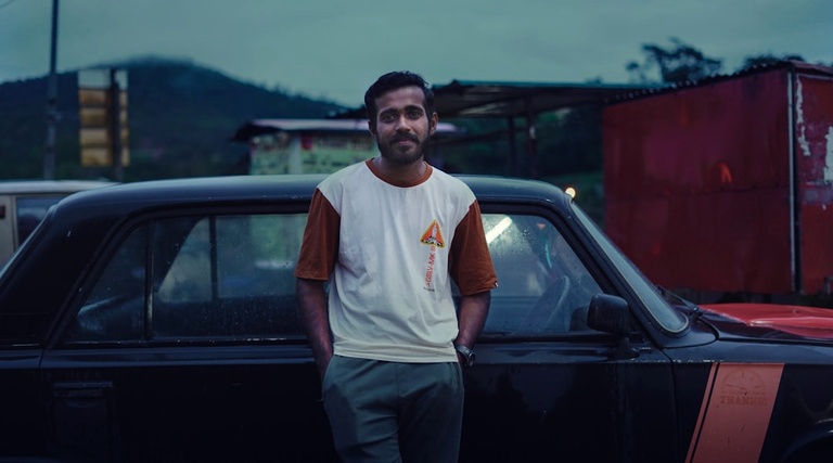 Bateram no meu carro e não sei quem foi: Bateram Bateram no meu carro e não sei quem foi: Motorista observa veículos após colisão em cadeia no trânsito urbano ao entardecer