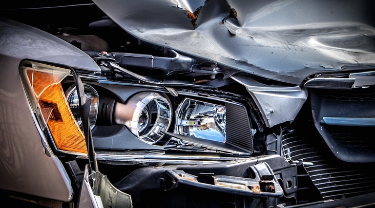 Bateram no meu carro e não sei quem foi: avaliação de danos Bateram no meu carro e não sei quem foi: Detalhe de para-choque e capô amassados após colisão, ilustrando danos materiais