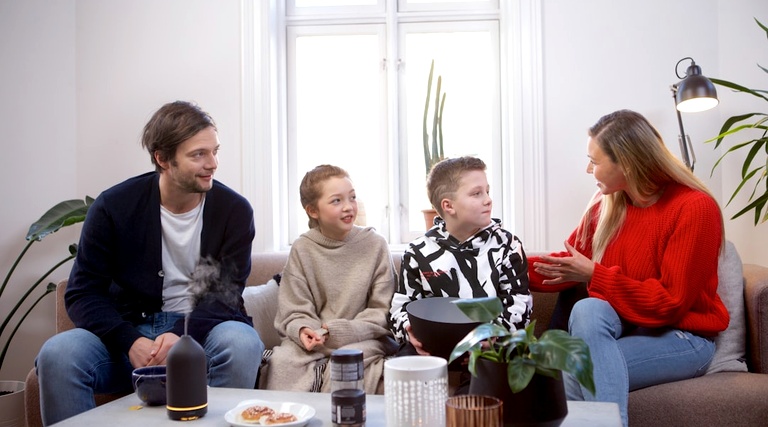 Posso Comprar Imóvel e Fazer Escritura no Nome dos Filhos: Família reunida em sala conversando sobre planejamento