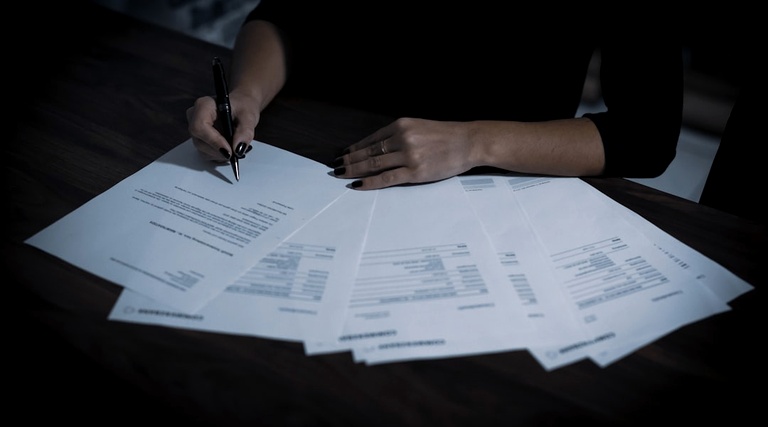 Posso Comprar Imóvel e Fazer Escritura no Nome dos Filhos: Profissional analisa documentos fiscais e contratuais sobre mesa