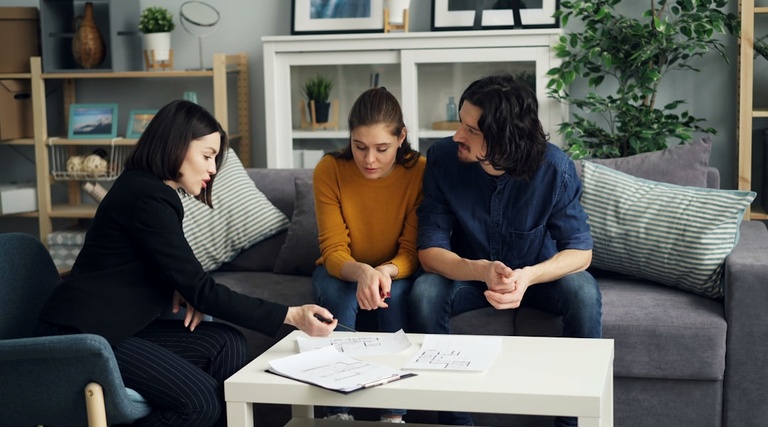 Posso Comprar Imóvel e Fazer Escritura no Nome dos Filhos: Casal conversa com consultora sobre documentos imobiliários
