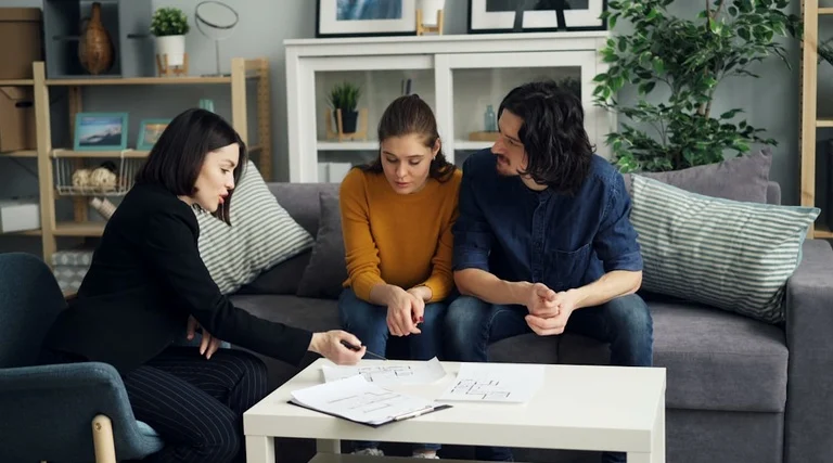 Posso Comprar Imóvel e Fazer Escritura no Nome dos Filhos Posso Comprar Imóvel e Fazer Escritura no Nome dos Filhos: Casal conversa com consultora sobre documentos imobiliários