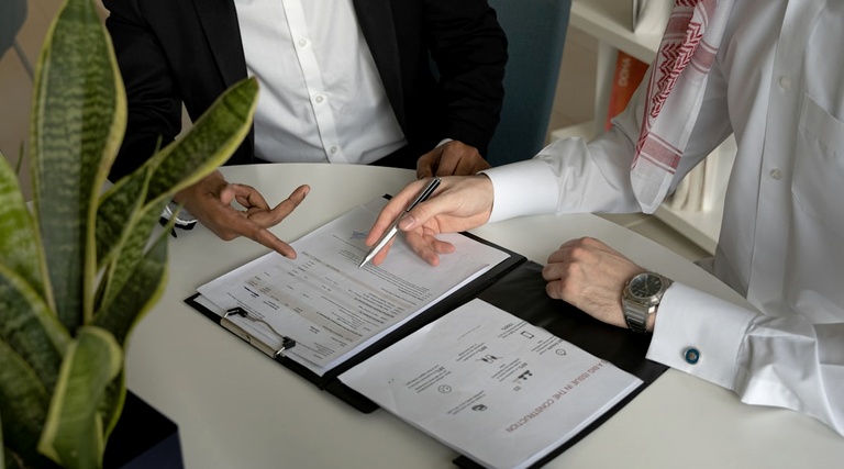 Quanto Custa Advogado Para Compra de Imóvel: análise Quanto Custa Advogado Para Compra de Imóvel: Profissionais analisam documentos e calculam custos durante reunião