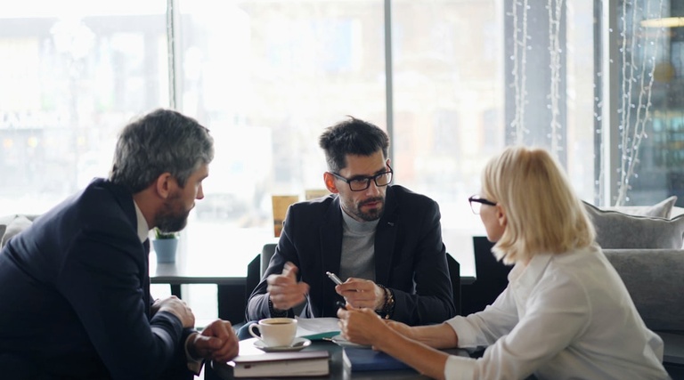 Quanto Custa Advogado Para Compra de Imóvel: orientação Quanto Custa Advogado Para Compra de Imóvel: Advogado orientando clientes durante reunião sobre compra de imóvel