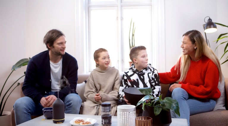 Riscos de comprar imóvel em inventário: família reunida riscos de comprar imovel em inventario: Família reunida conversando em sala sobre documentos de inventário imobiliário
