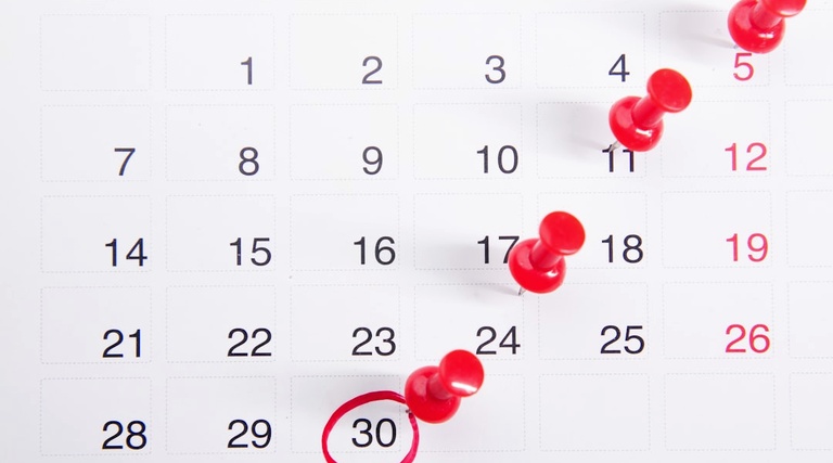 Como travar o patrimônio do devedor: Calendário com alfinetes marcando prazos processuais para averbação e comunicação