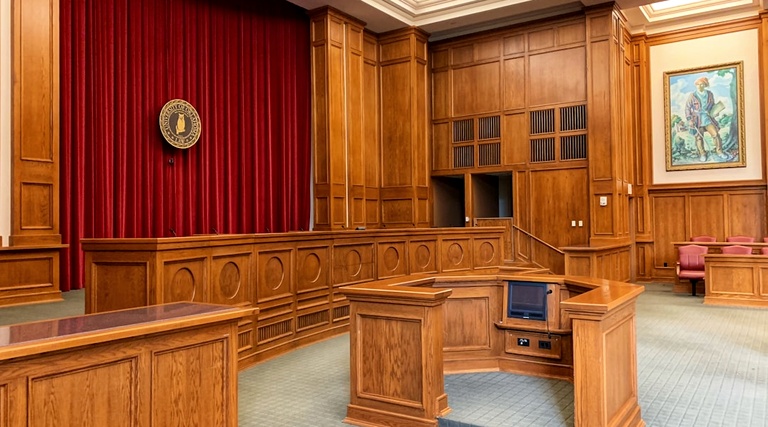 ITBI cobrado a mais na compra do imóvel: ITBI cobrado ITBI cobrado a mais na compra do imóvel: Sala de tribunal com painéis de madeira e bancadas onde STF julga recursos