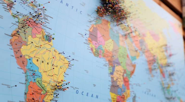 ITBI cobrado a mais na compra do imóvel: ITBI cobrado ITBI cobrado a mais na compra do imóvel: Mapa do Brasil em globo com alfinetes marcando localizações de decisões judiciais