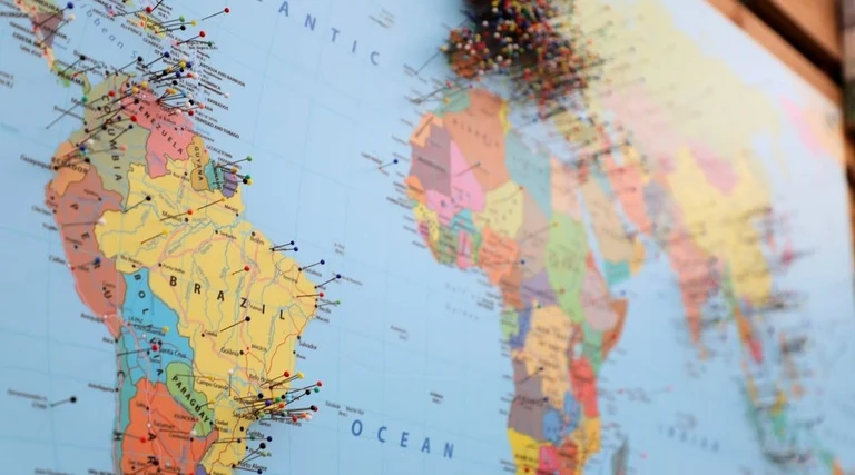 ITBI cobrado a mais na compra do imóvel: ITBI cobrado ITBI cobrado a mais na compra do imóvel: Mapa do Brasil em globo com alfinetes marcando localizações de decisões judiciais