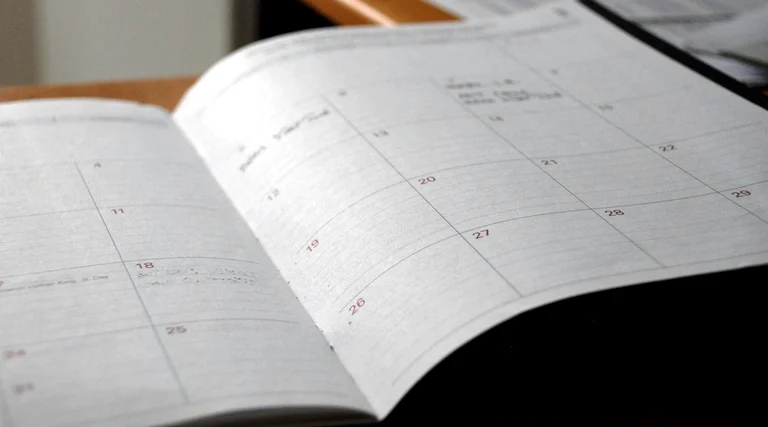 Carro usado com defeito: calendário de prazos Carro usado com defeito comprado na loja: calendário aberto mostrando páginas com datas numeradas